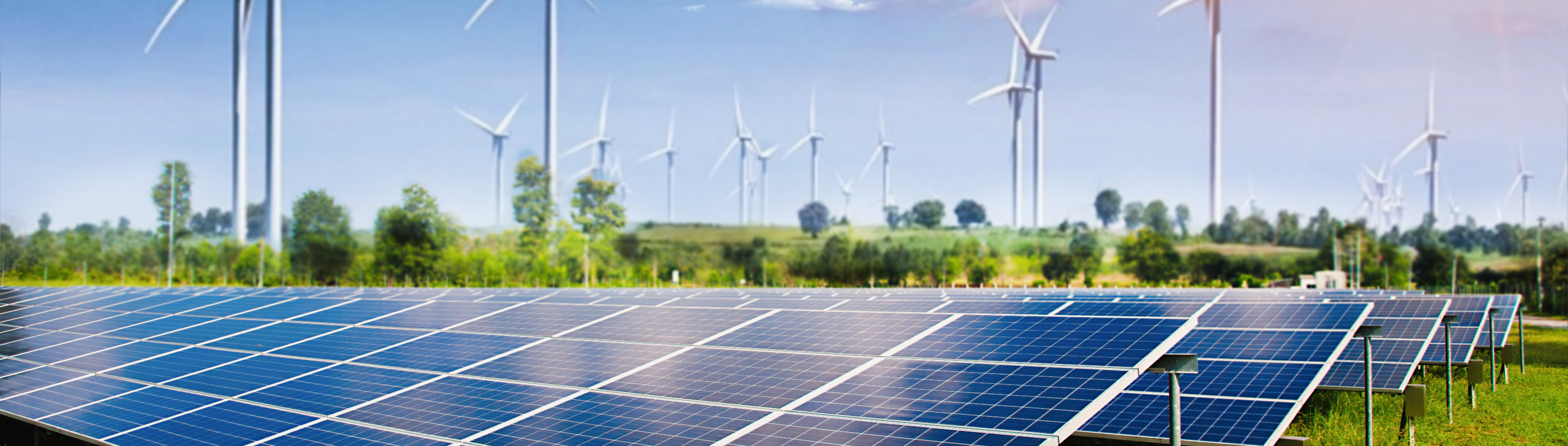 Blauwe lucht met zonnepanelen en windmolens