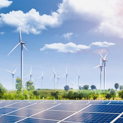 Blauwe lucht met zonnepanelen en windmolens